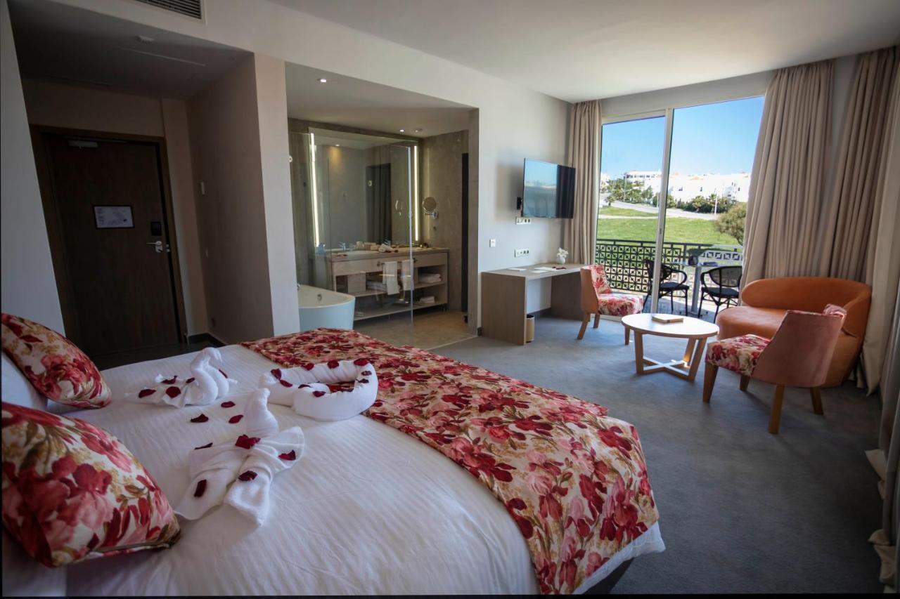 Mandarin Palace Hotel&Spa Tangier Bagian luar foto A room at the hotel