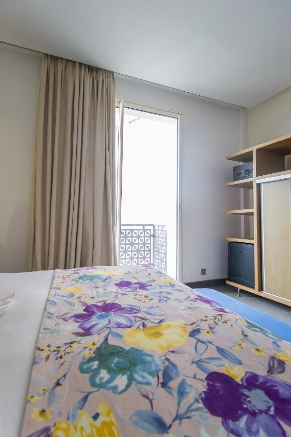 Mandarin Palace Hotel&Spa Tangier Bagian luar foto A bedroom in a student residence hall