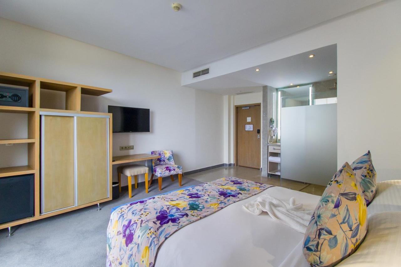 Mandarin Palace Hotel&Spa Tangier Bagian luar foto A room at the hotel