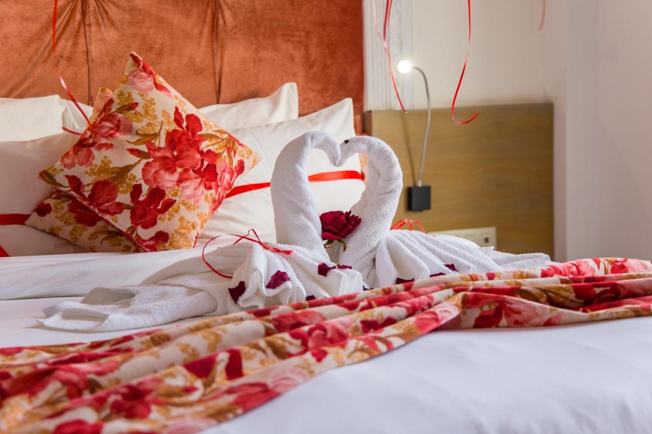 Mandarin Palace Hotel&Spa Tangier Bagian luar foto A bed with a heart-shaped towel