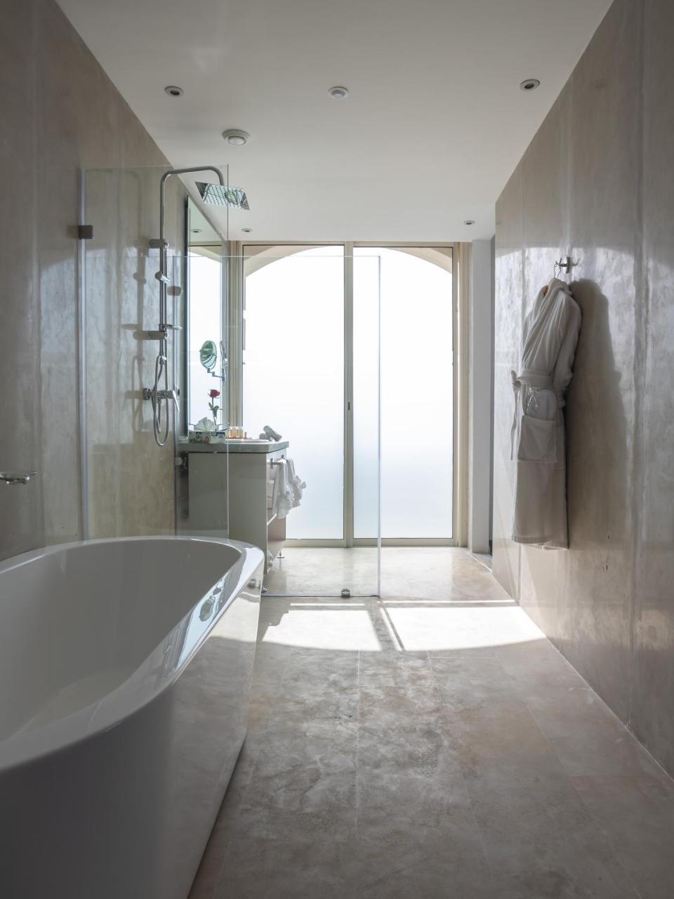 Mandarin Palace Hotel&Spa Tangier Bagian luar foto A modern bathroom